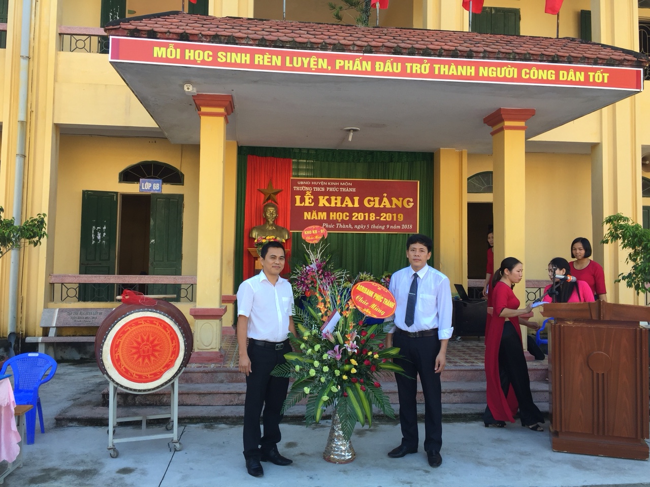 Đ/c Đặng Văn Hải - Giám đốc AGRIBANK tặng hoa chúc mừng nhà trường